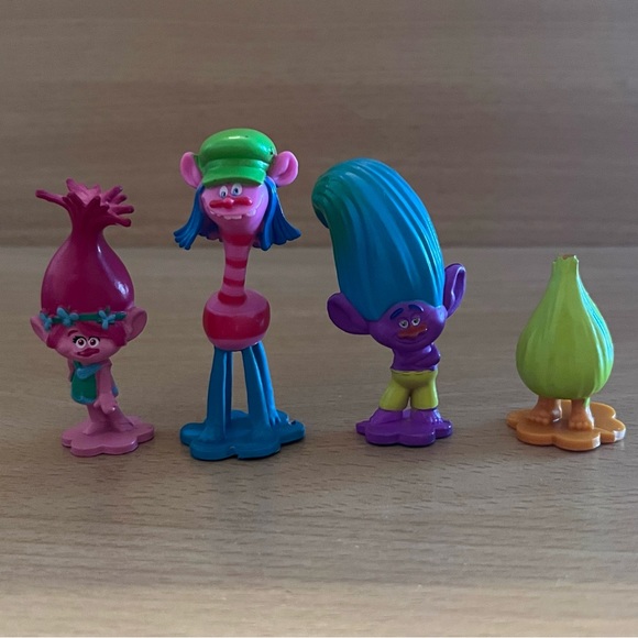 Set of 4 Trolls Mini Figures PVC Plastic Dreamworks Movie Flower Shaped Stands - Picture 1 of 3